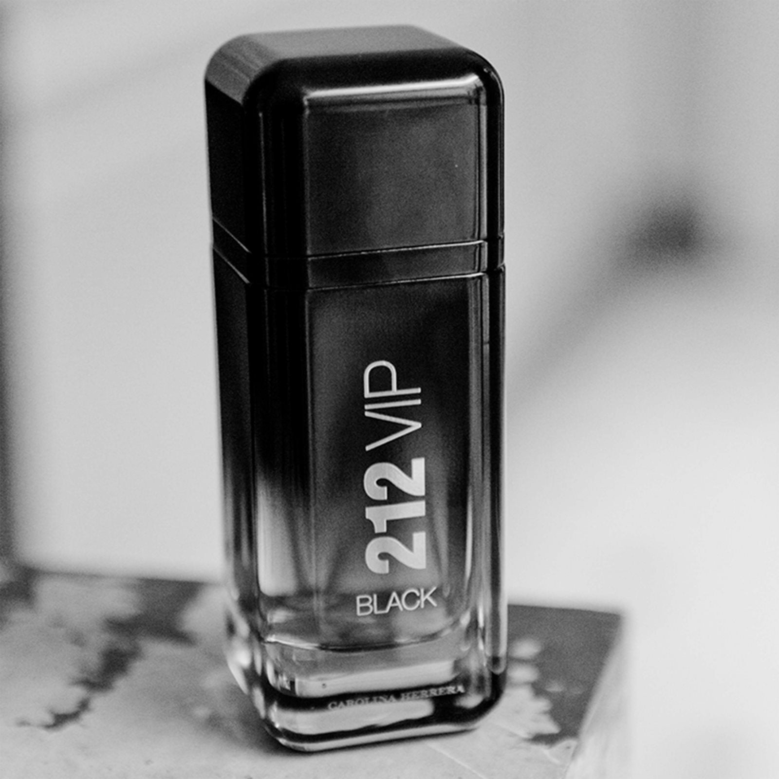 عطر كارولينا هيريرا 212 في اي بي بلاك للرجال - او دي بارفان